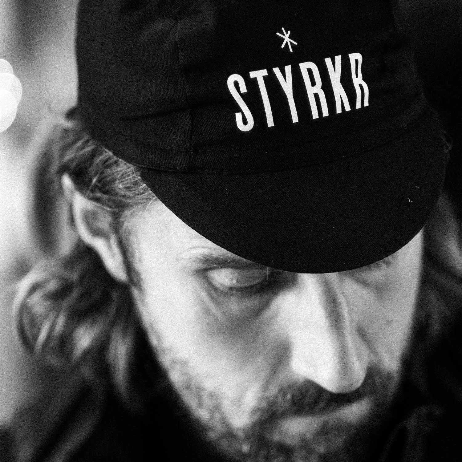 Styrkr cykelkeps svart bomull under hjälm